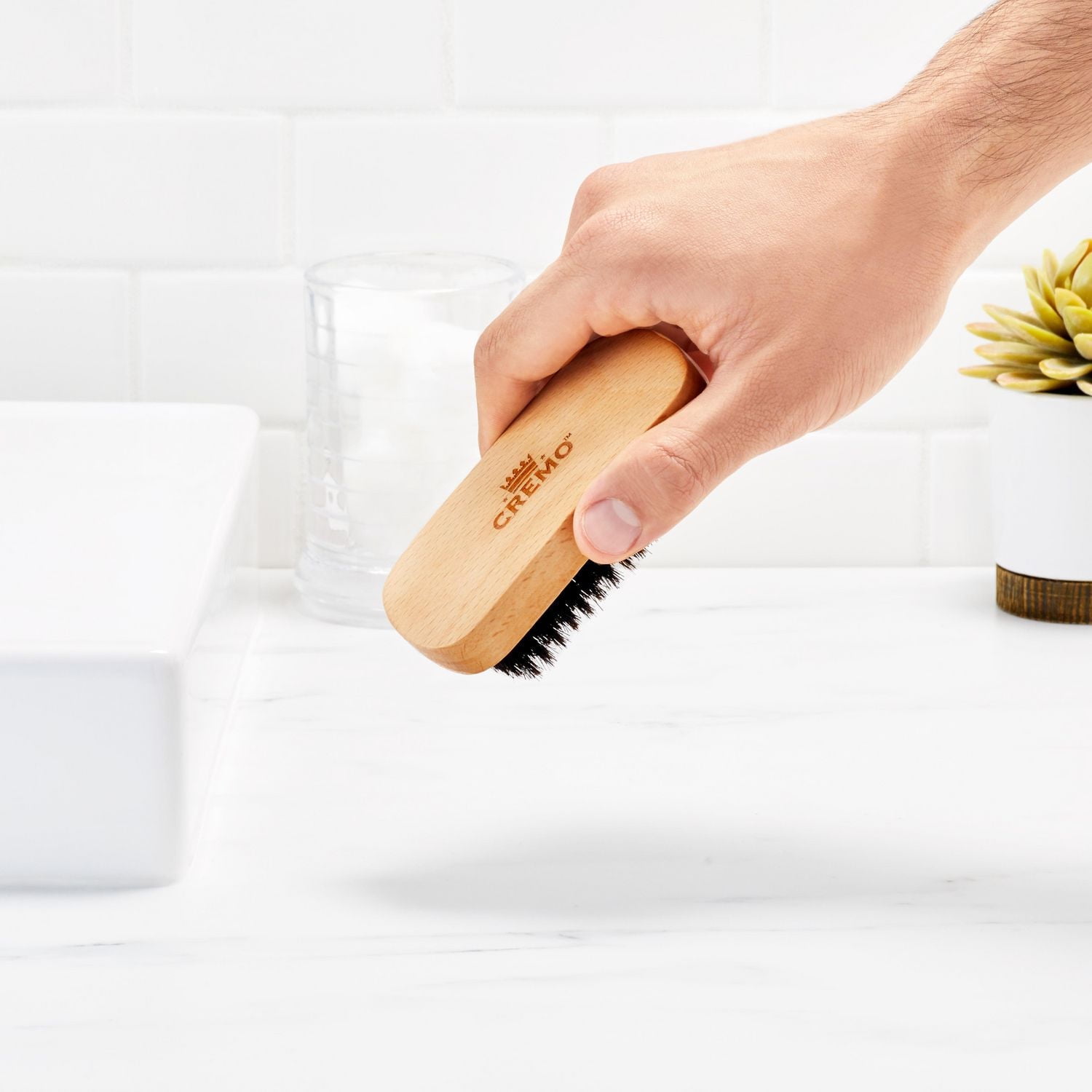 Brosse à barbe Cremo, brosse à barbe 100 % poils de sanglier, idéale pour le soin, la mise en forme et le style des barbes de toutes tailles.