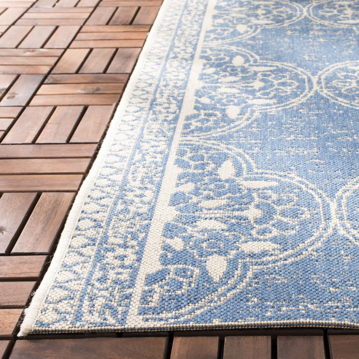 SAFAVIEH Beach House Kiaran Southwestern Indoor/Outdoor Area Rug Cream/Blue, 6'7" x 6'7" Round