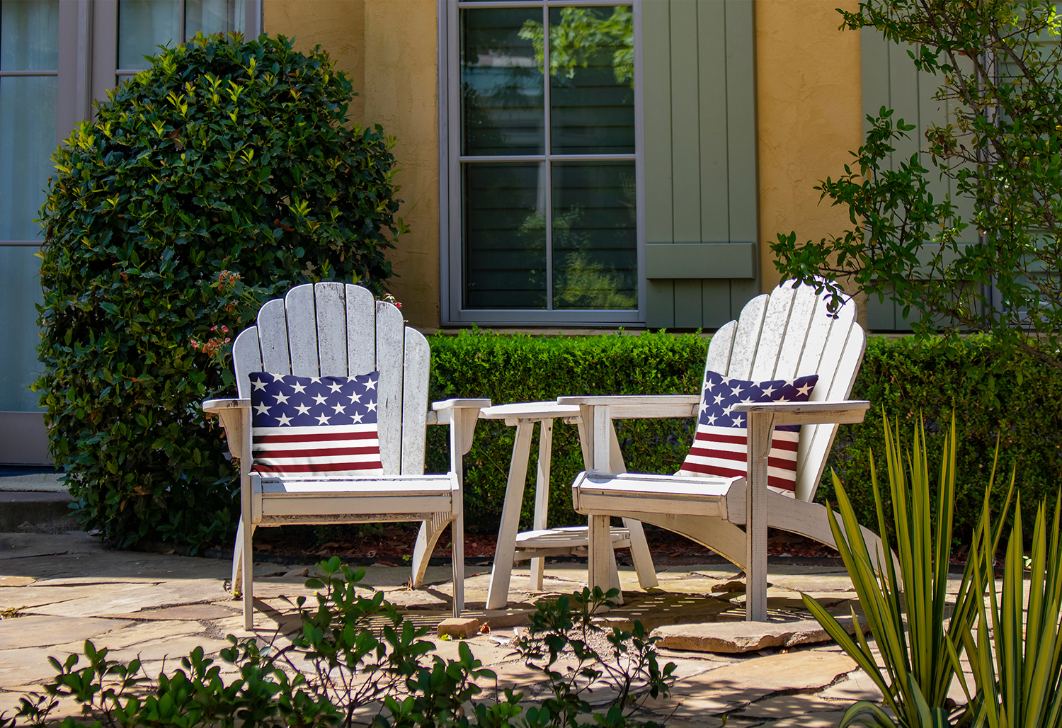 Simply Daisy 18" x 18" USA Flag Indoor/Outdoor Throw Pillow, Purplish Blue (1 count)