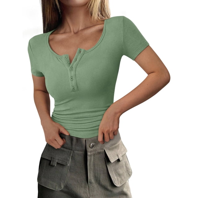 Remera PRETTYGARDEN 2025 Slim Fit Henley con Botones en Verde Salvia Talle S