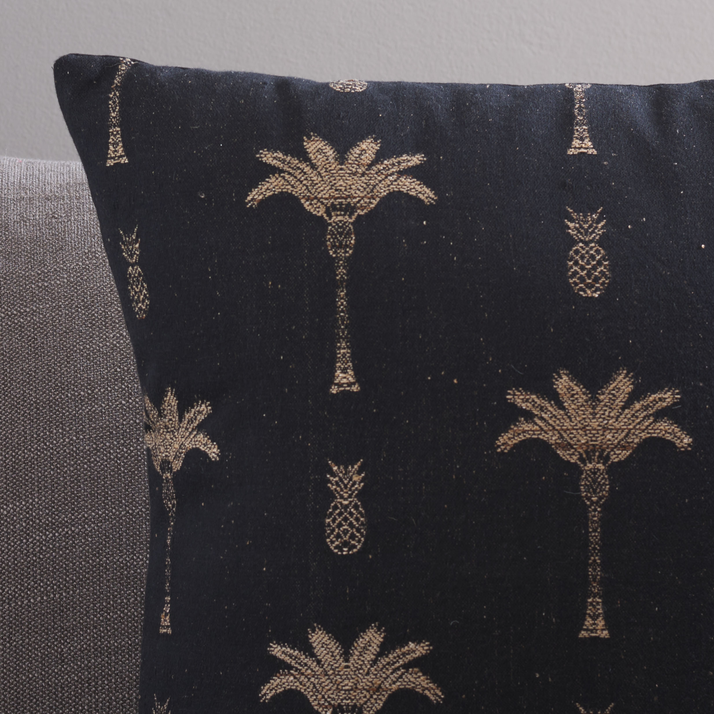 Safavieh Reya 20" x 20" Rustic Viscose Decorative Pillows, Black/Beige
