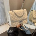 thumbnail image 3 of Bolso cuadrado de diseño de nicho para mujer, nuevo estilo 2025, estilo universitario, de charol, pequeño, con fragancia, estilo moderno, bolso de cadena., 3 of 5