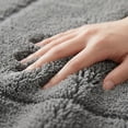 thumbnail image 4 of ALFOMBRA DE BAÑO GEOMÉTRICA REGALWOVEN, Alfombra de baño extra suave y absorbente, Alfombra de baño cómoda y antideslizante de color sólido gris oscuro 16" x 24", 4 of 6