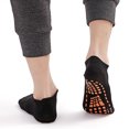 thumbnail image 3 of Calcetines antideslizantes para mujeres y hombres – Calcetines antideslizantes para hospital – Yoga, entrenamiento en casa, pilates, hospital – Paquete de 3 Rojo Verde, 3 of 5