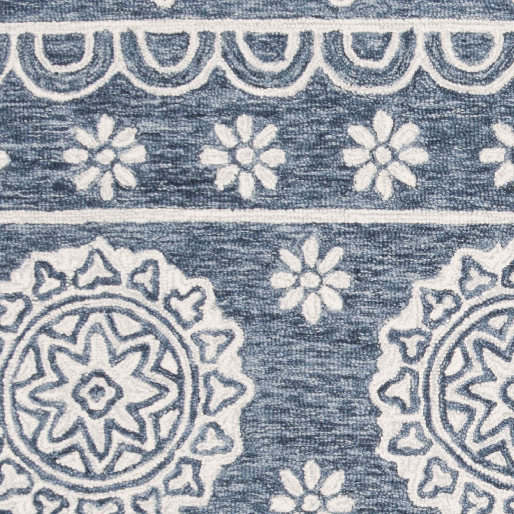 SAFAVIEH Micro-Loop Darian Floral Medallion Area Rug, Blue/Ivory, 4' x 6'
