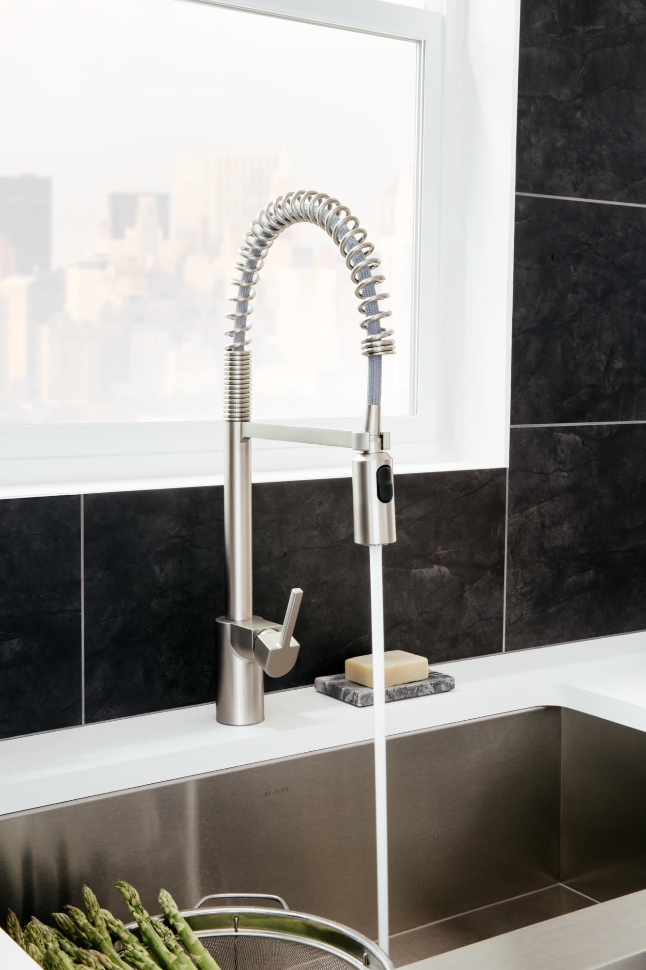MOEN 5923BLS Align Single-Handle Pre-Rinse Spring Pull Down Sprayer Kitchen Faucet with Power Clean in Stainless Black