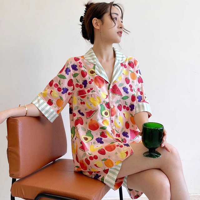 Pijama de seda de hielo de alta gama para mujer, nuevo conjunto de pijama de verano de manga corta con estampado de frutas y viento dulce para fiesta, bonito conjunto de pijama de satén para mujer.