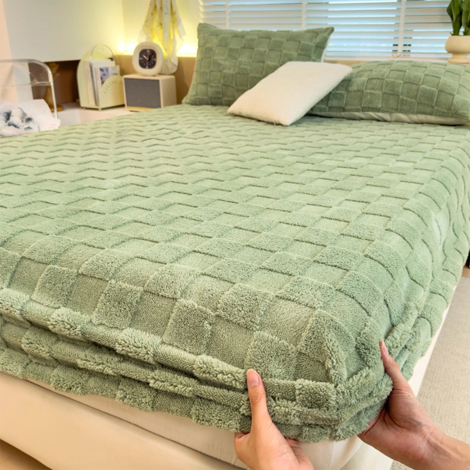 Xecvkr Coral Velvet Mattress Cover Winter Warm Fitted Sheet Checkerboard Slip Resistant Bed Skirt Protector Home Bedroom Cozy Bedding Green