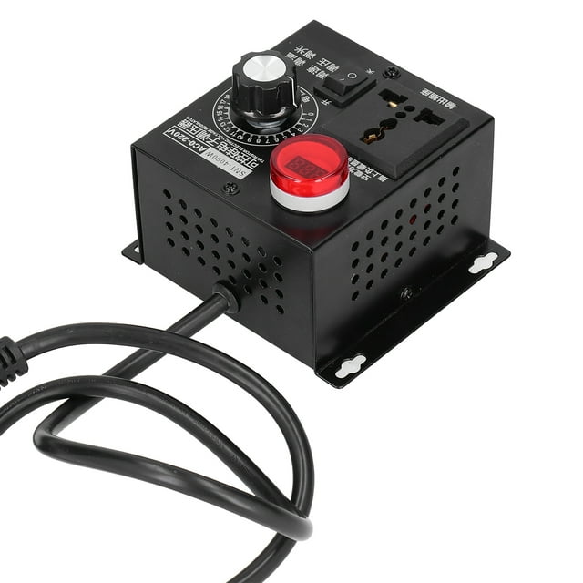 Régulateur de Tension CA, Gradateur de Tension Sans Retard avec protection Anti-Surtensions, Conçu pour la Gradation, la Régulation de la Vitesse et le Contrôle de la Température. Comprend un Boîtier en Métal Noir avec Côtés Perforés pour la ventilation, un Bouton Rotatif pour le Réglage de la Tension, un Interrupteur Rouge avec protection contre les Surcharges et des Prises Industrielles Multifonctions. Comprend un Cordon d'Alimentation durable et Convient aux Appareils Ménagers, à l'Équipement Industriel et aux Essais Scientifiques. Plage de Tension de Sortie Ajustable de 0 à 220 V avec