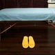 thumbnail image 2 of pares de pantuflas desechables para mujer, ideales para viajes y hoteles (amarillas), 2 of 8
