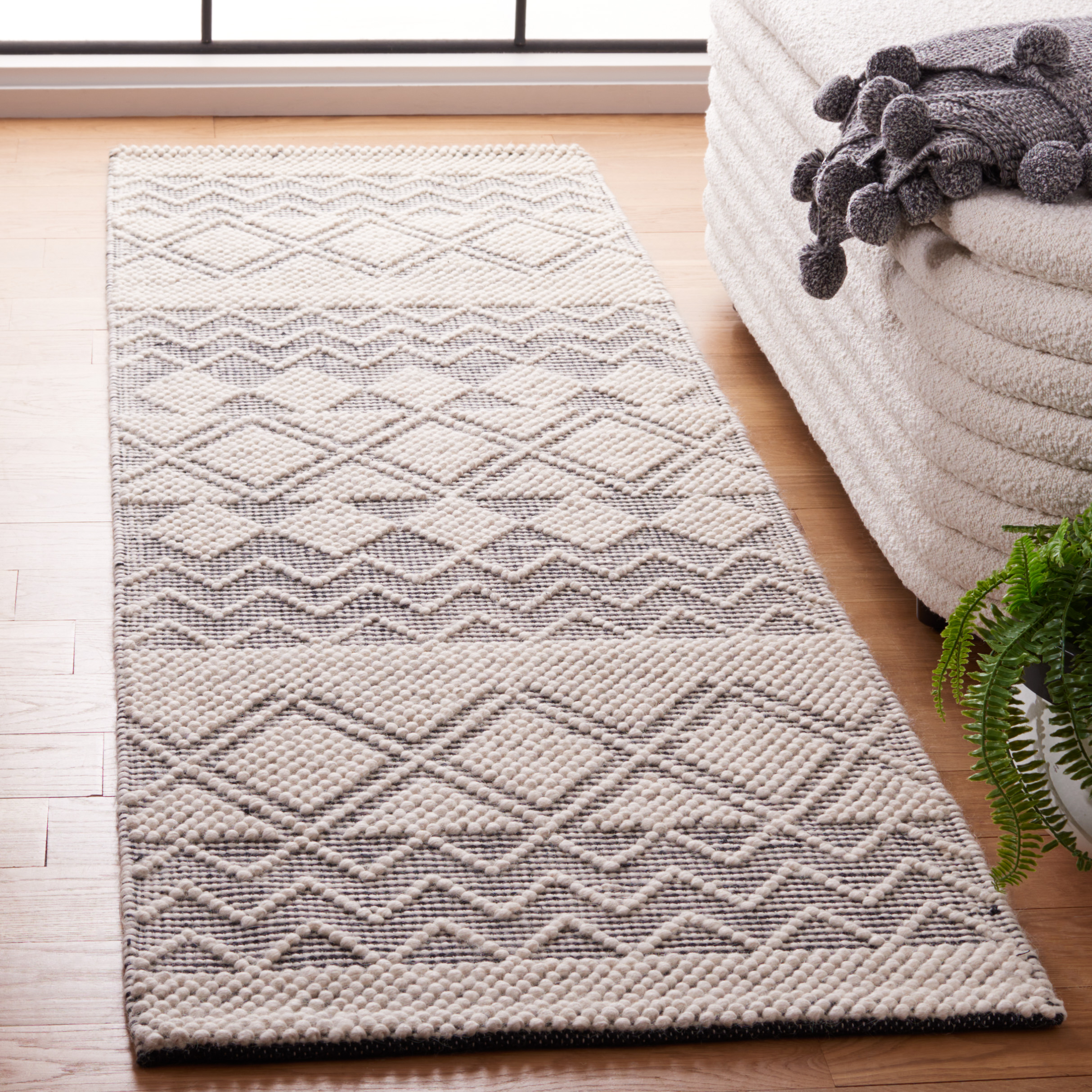 SAFAVIEH Natura Georgiana Diamond Runner Rug, Black/Ivory, 2'3" x 8'