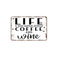 thumbnail image 1 of Letrero de metal divertido con texto "La vida es lo que sucede entre el café y el vino", estilo rústico, moderno y contemporáneo, para pared, tamaño: 8 x 12 pulgadas, 1 of 4