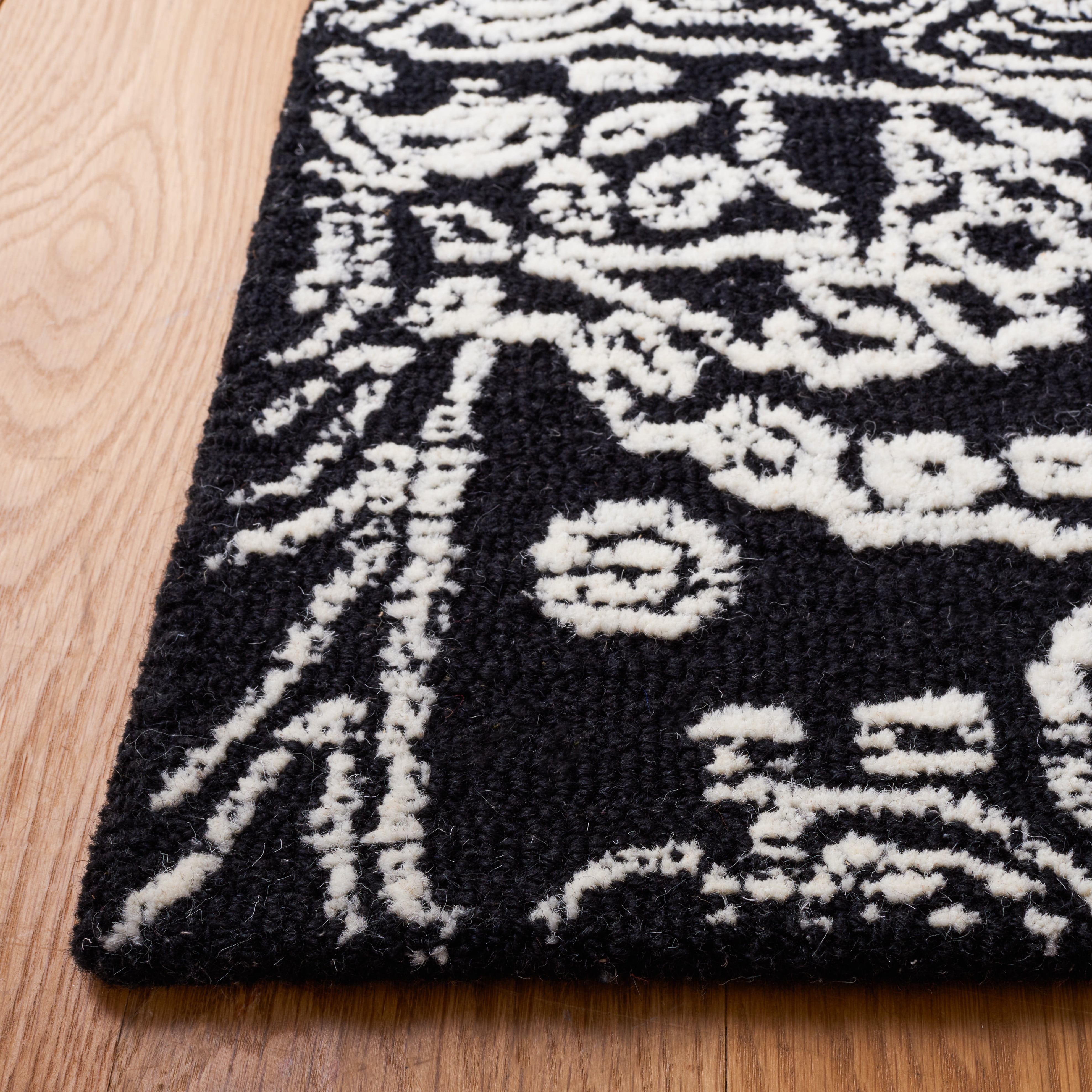 SAFAVIEH Metro Alaois Medallion Area Rug, Black/Ivory, 6' x 6' Square