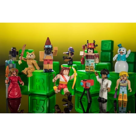 Roblox Celebrity Collection – Series 4 Mystery Figure [Includes 1 Figure + Exclusive Virtual Item]
