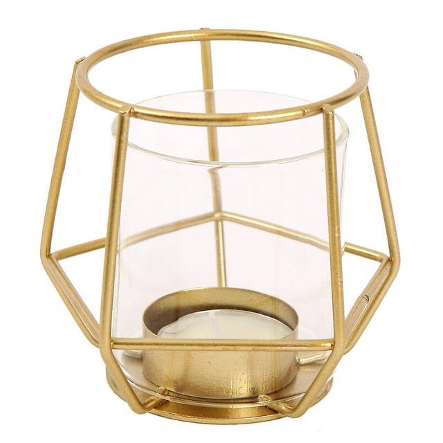 candelabros de alambre de metal para velas votivas con estilo geométrico para iluminación decorativa acabado dorado, vista frontal centrada de jaula hexagonal de varillas metálicas con bandeja de metal soldada y vaso de vidrio transparente con vela votiva colocada. Diseño retro y minimalista, adecuado para mesa, repisa o chimenea; a menudo usado también como porta pequeños objetos decorativos.