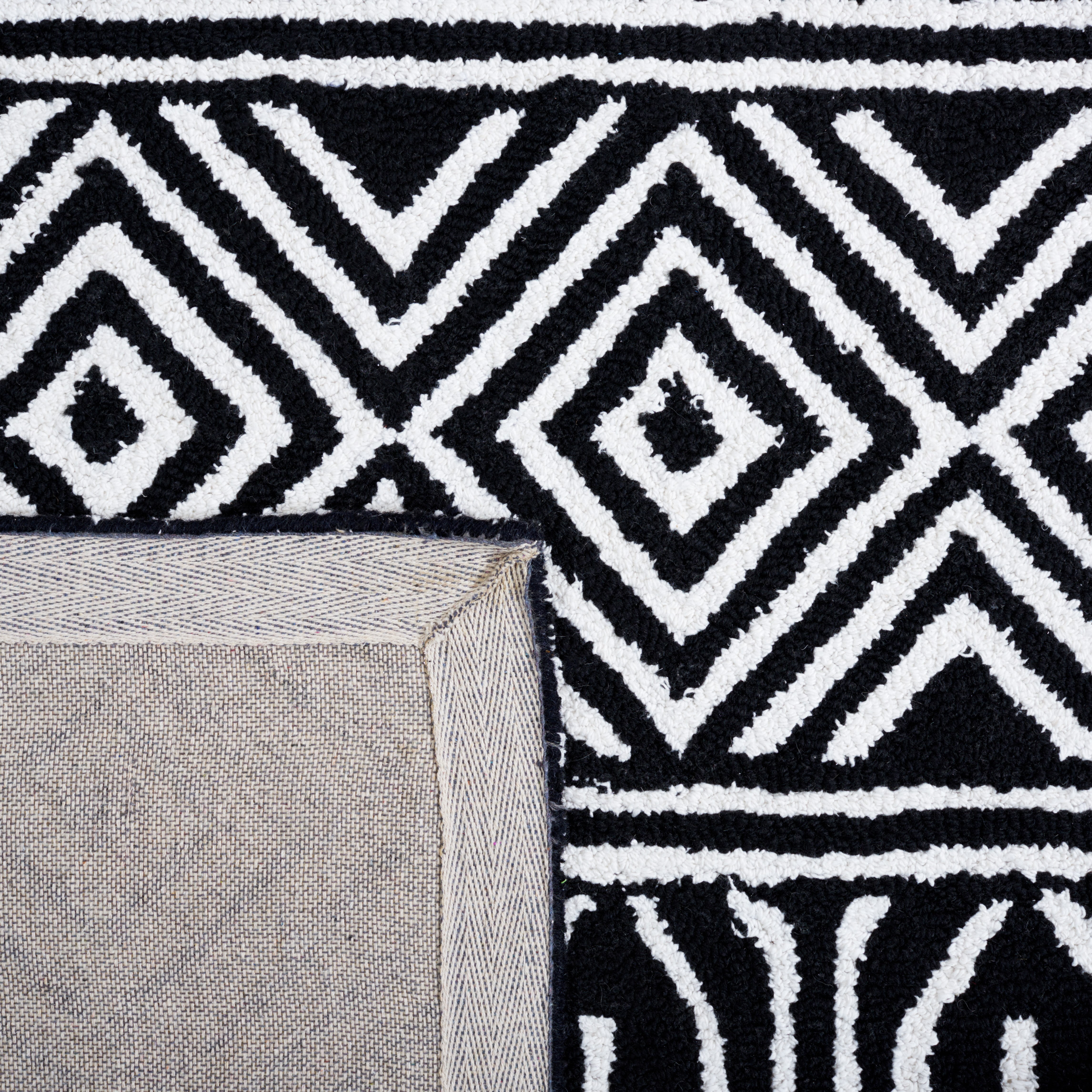 SAFAVIEH Capri Moira Southwestern Area Rug, Ivory/Black, 4' x 6'