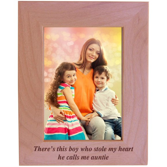 CustomGiftsNow Ce Garçon Qui A Volé Mon Cœur m'Appelle Tante - Cadre Photo en Bois Gravé (5x7 Vertical)