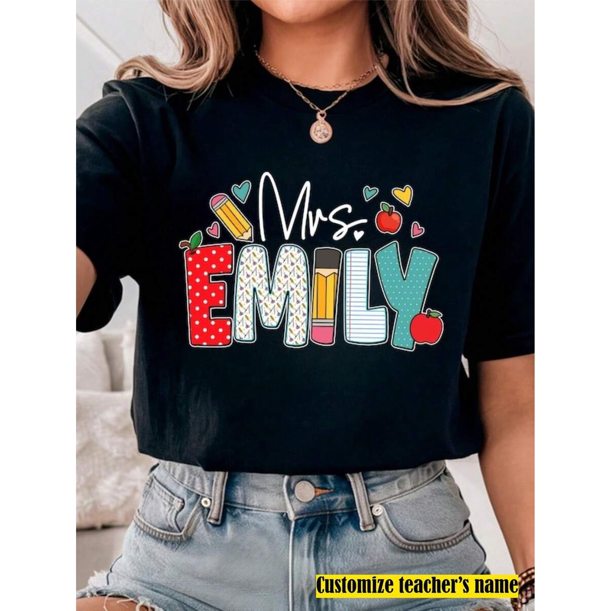 【New Arrival】Custom Teacher Name Mrs Personalized Apple Pencil Heart Graphic T-Shirt, Unisex Cotton Crew Neck Customizable Back To School Teacher Gift Casual Tee