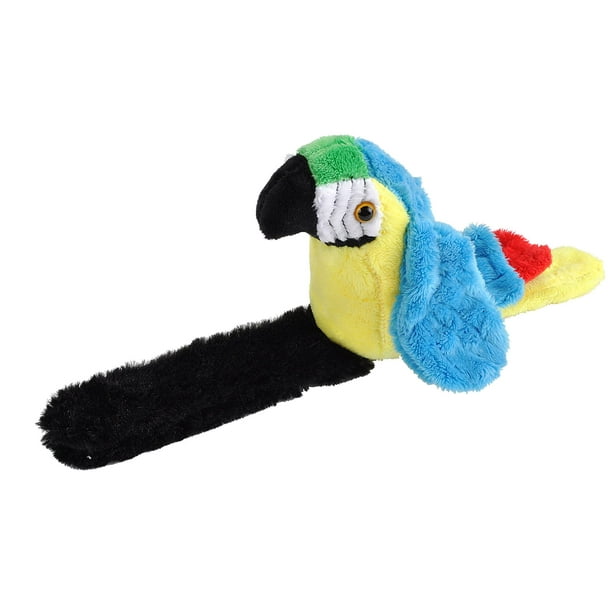 Peluche Wild Republic, loro posado, guacamayo azul y amarillo