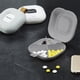 thumbnail image 5 of Caja organizadora de vitaminas – Caja de pastillas con cuatro compartimentos | Tamaño de bolsillo y cartera | contiene aceite de pescado, suplementos, vitaminas | Sello a prueba de humedad | Blanco, 5 of 6