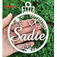 thumbnail image 3 of Nombres diferentes personalizados, decoraciones navideñas con bolas de copo de nieve para el hogar, tarjeta con nombre grabado con láser, decoración navideña, 3 of 5