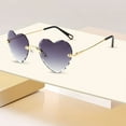 thumbnail image 3 of Gafas de sol sin montura para mujer con forma de corazón. Gafas de moda con forma de corazón. Gafas de sol monas con forma de corazón, 3 of 3