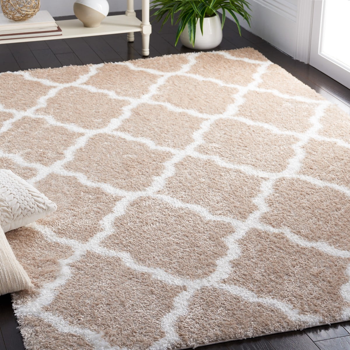 SAFAVIEH Tahoe Gerald Quatrefoil Shag Area Rug, 6'7" x 6'7" Square, Beige/White