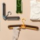 thumbnail image 1 of Percha de ropa plegable portátil - Organizador de viajes y hogar multiusos - Agarre a prueba de viento - Diseño que ahorra espacio - Plástico duradero - Ideal para ropa, accesorios, pañales - 1, 1 of 7