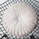 thumbnail image 2 of Zhuge Cojín redondo plisado, cojines de terciopelo para sillón o sofá, cojín decorativo de calabaza para el hogar (beige (casi blanco)), 2 of 5