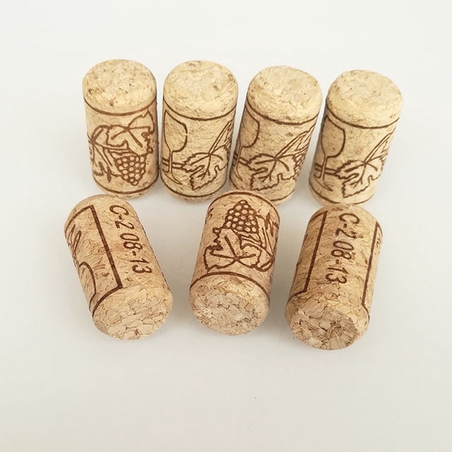 50 pcs tapones de corcho natural tapón de botella de vino de madera reutilizable para almacenamiento de vino y sellado deco hobby diy botella de vino (21 * 40 mm) siete tapones cilíndricos en vista 3/4 sobre fondo claro; corcho natural beige con textura porosa e impresión láser marrón con racimo de uvas, hojas y números en el costado; tamaño estándar 21×40 mm, diseño recto con cierta flexibilidad según especificación, destinado a sellar botellas de vino y uso doméstico; también ideal para proyectos DIY y decoración de mesas.