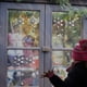 thumbnail image 5 of Paquete de 6 adornos navideños transparentes con forma de copo de nieve | Decoraciones colgantes de poliéster | Colgantes irrompibles de 11,4 cm para decoración navideña, 5 of 6
