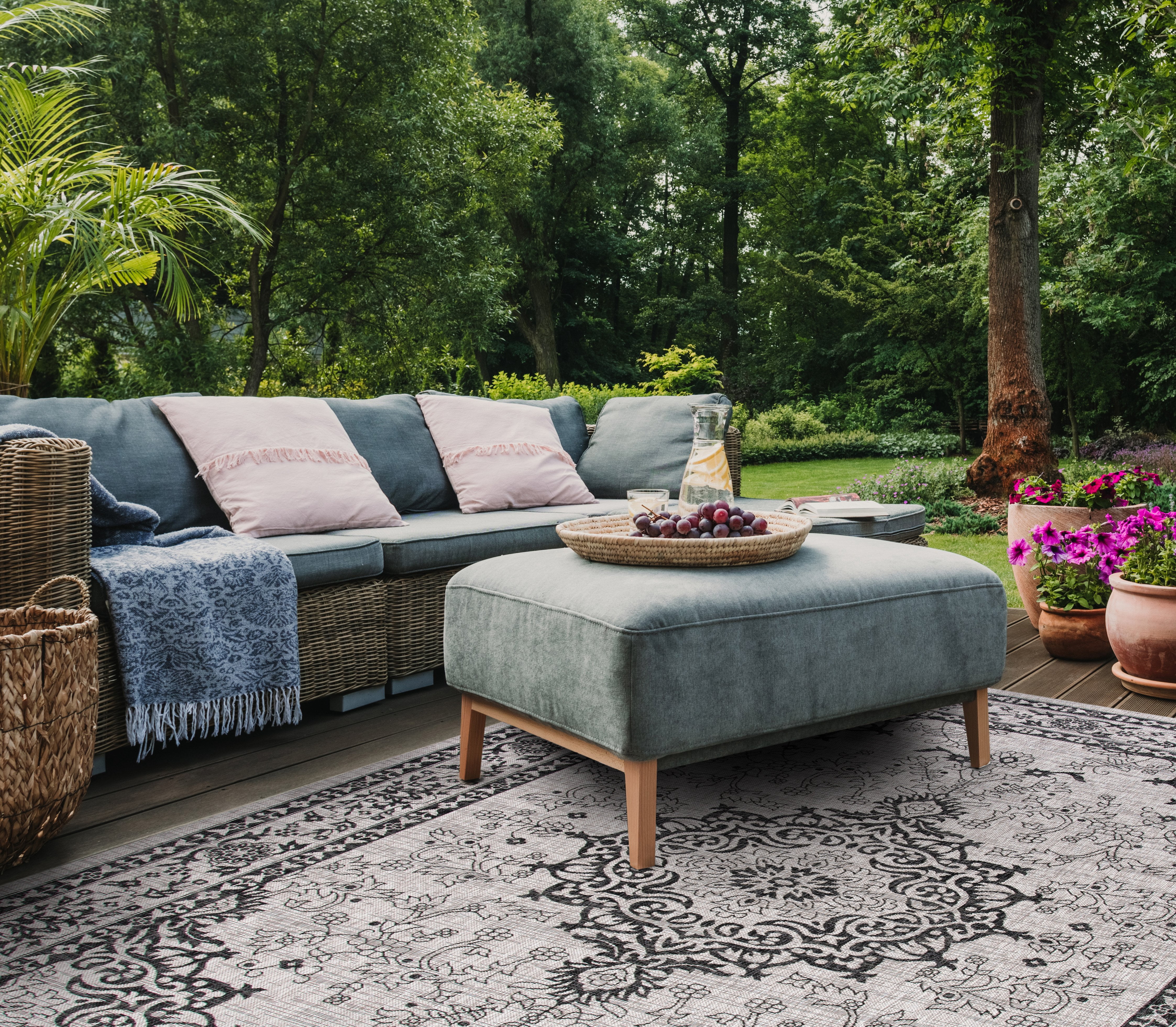 SAFAVIEH Courtyard Desi Medallion Indoor/Outdoor Area Rug, Beige/Black, 8' x 11'