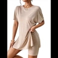 thumbnail image 3 of Conjunto de Dos Piezas de Corta para Mujer: Camiseta Holgada y Shorts Estilo Biker, Color Albaricoque S, 3 of 7