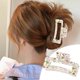 thumbnail image 5 of Fiudx Pinza Navideña, Accesorio para Cabello con Diseño Festivo, Pinza Versátil con Forma de Tiburón para Mujer, Material Duradero con Agarre Elegante, Ideal para Regalo Navideño, Ideal para Uso Diar, 5 of 6