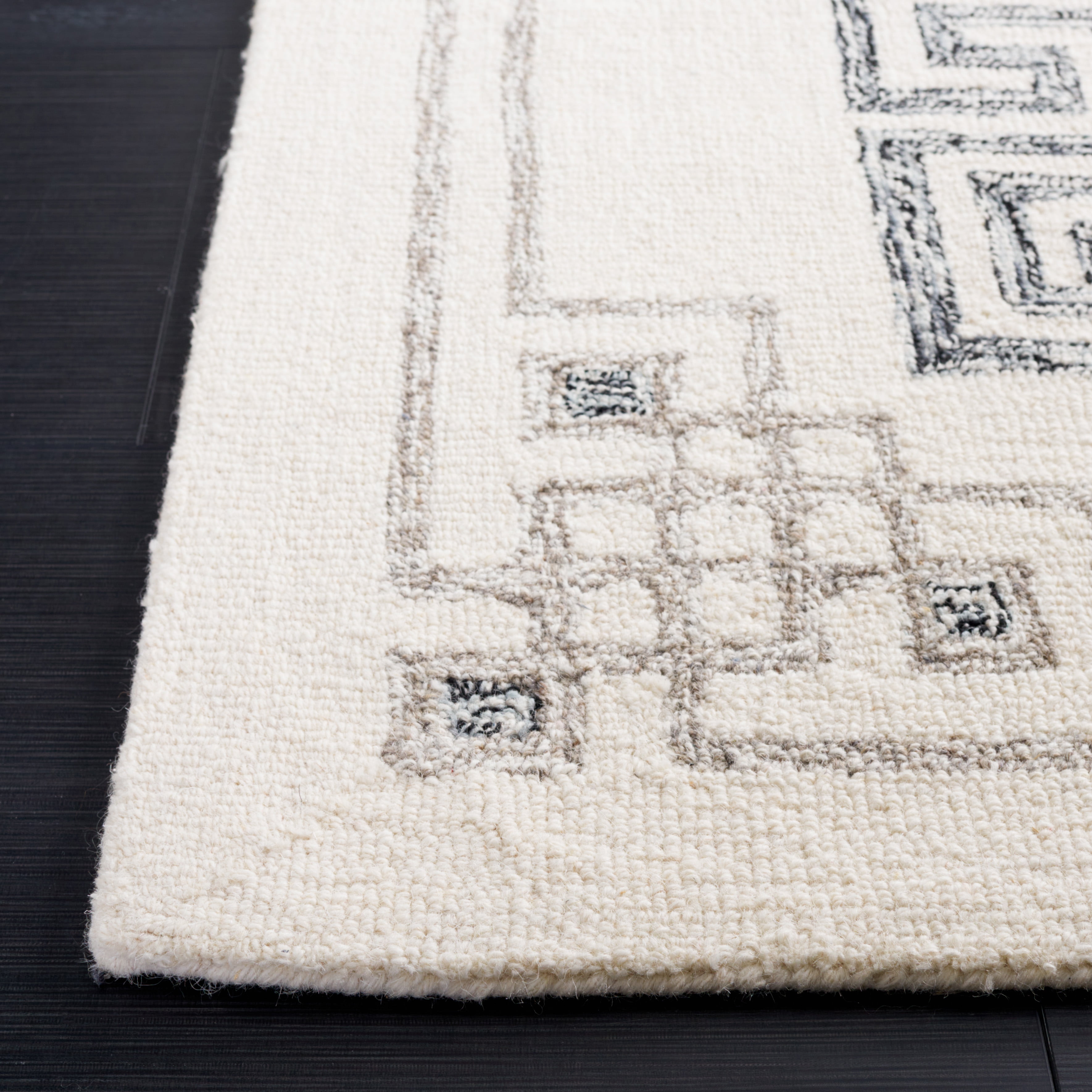 SAFAVIEH Casablanca Cromwell Medallion Area Rug, Ivory/Black, 6' x 9'