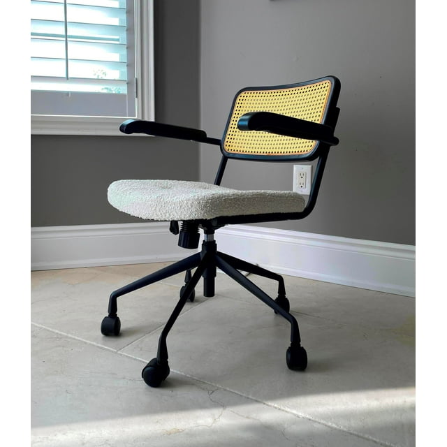 Chaise de Bureau Pivotante à Dossier en Rotin Elton avec Siège Rembourré en Bouclé Blanc et Roulettes