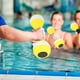 thumbnail image 3 of Mancuernas acuáticas de espuma EVA para natación y aquagym | Equipo de ejercicio ligero y flotante para piscina, gimnasio e hidroterapia | Diseño triangular para estabilidad y entrenamiento muscular, 3 of 3