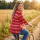 thumbnail image 3 of Tops de mujer plus size Agnes Orinda con rayas de teñido anudado, cuello en V, mangas 3/4, blusas casuales 2X rojas, 3 of 8