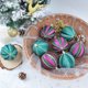 thumbnail image 1 of Juego de 8 bolas navideñas flocadas de plástico negro de 8 cm para colgar en árboles y fiestas., 1 of 6