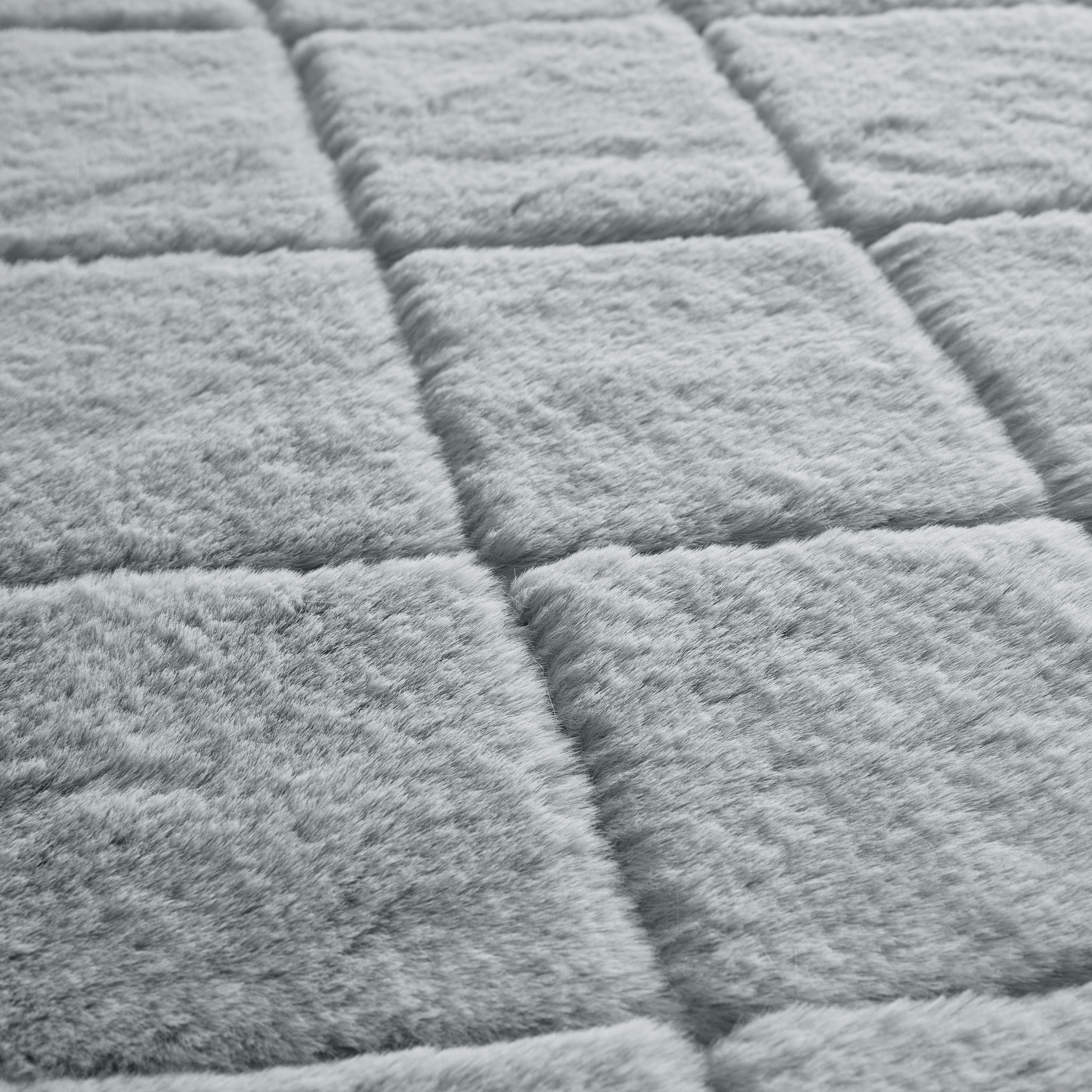 Better Homes & Gardens Diamond Faux Fur Bedroom Rug, Gray, 5'x7'