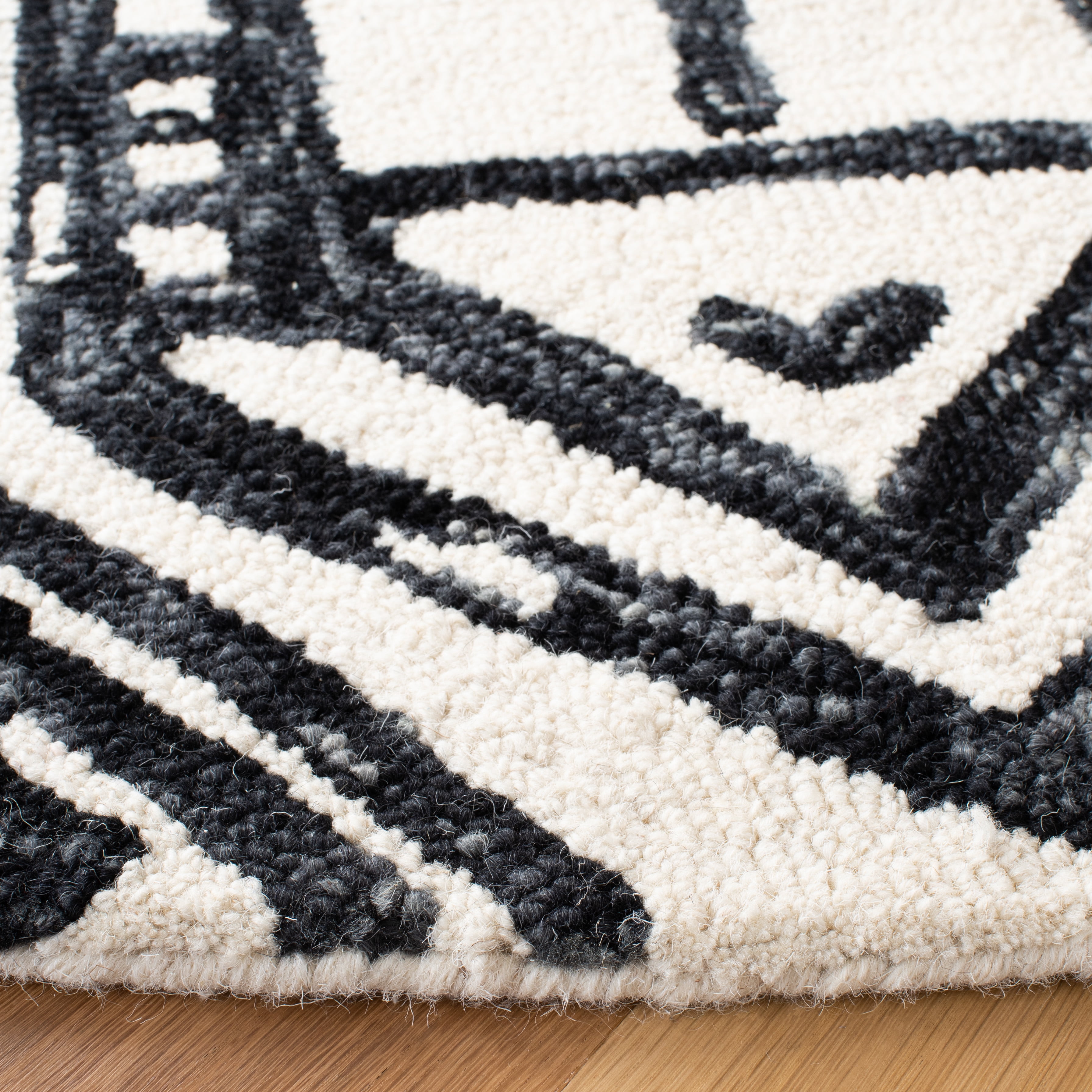 SAFAVIEH Metro Peronel Diamond Area Rug, Black/Ivory, 6' x 6' Round