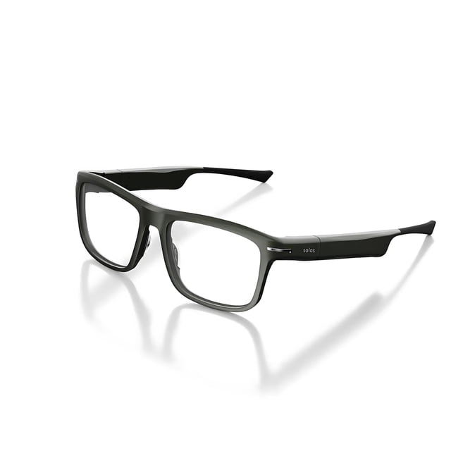 solos ai powered glasses | argon x | gris metálico | lentes chatgpt integrado para viajes y traducción en tiempo real | altavoces estéreo | compatible con ios y android gafas inteligentes Argon X en gris metálico, vista 3/4 frontal con montura rectangular completa, patillas gruesas con logo 'solos' y almohadillas nasales visibles sobre fondo blanco; también suelen usarse para recibir indicaciones de viaje y traducción en tiempo real.
