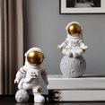 thumbnail image 5 of Estatua Pequeña De Astronauta Del Astronauta, Adornos De Resina, Decoración De Escritorio Para Habitación, Regalo De Cumpleaños Para Niños Noticed HA026698-02, 5 of 5