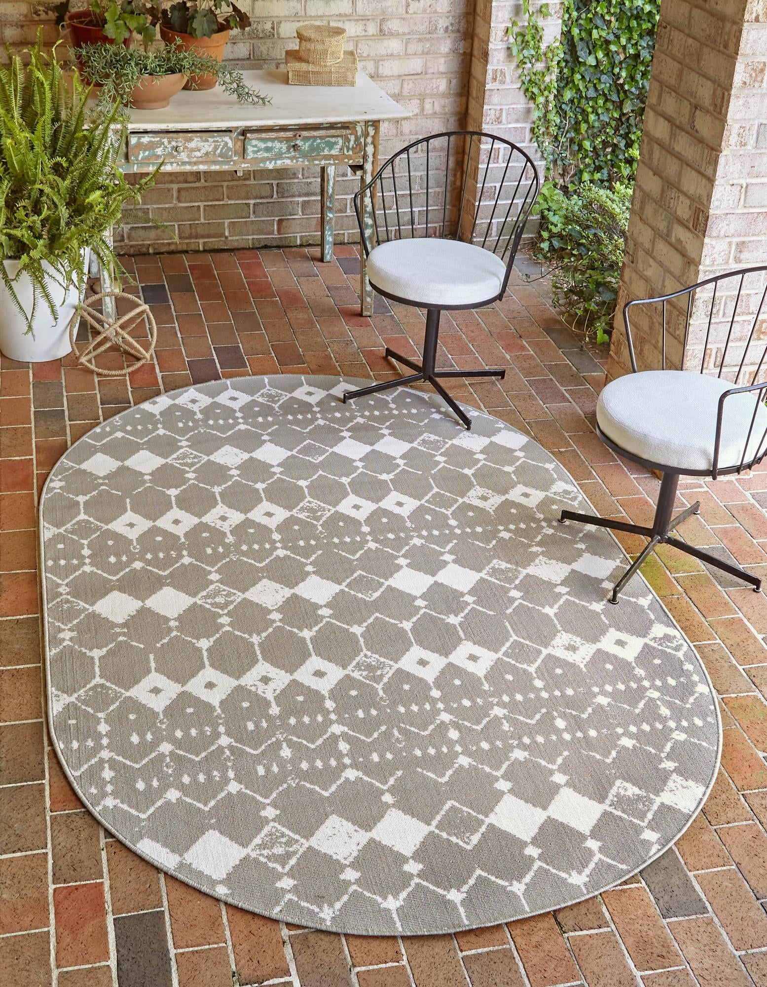 Outdoor Lattice Collection Rug 8' x 10' Oval Gray Flatweave