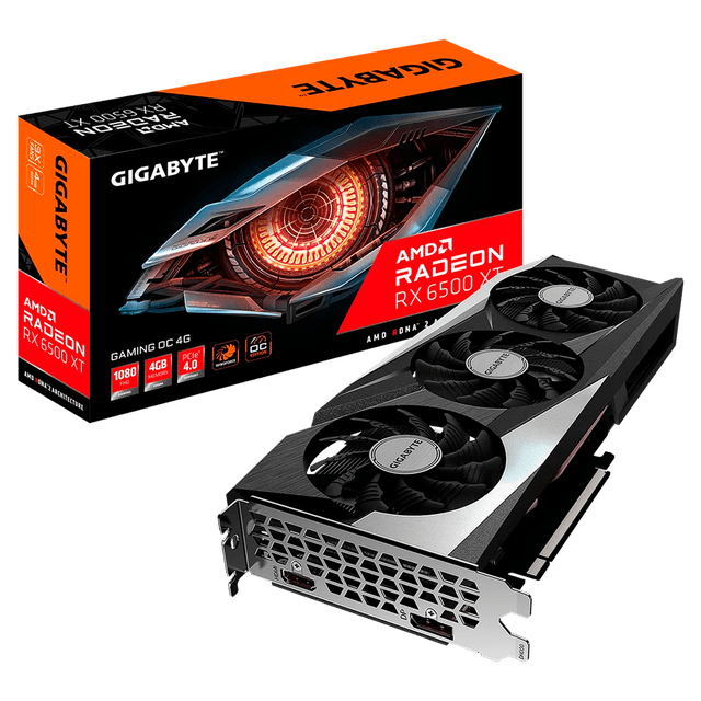 tarjeta de video gigabyte radeon rx 6500 xt gaming oc 4g, vista angular frontal; tarjeta PCI Express 4.0 negra con sistema WINDFORCE 3X de tres ventiladores y paneles plateados, tubo de calor de contacto directo visible y rejilla hexagonal trasera con puertos DisplayPort y HDMI; caja naranja y negra con logos GIGABYTE y AMD Radeon. Adecuada para gabinetes de juego compactos.