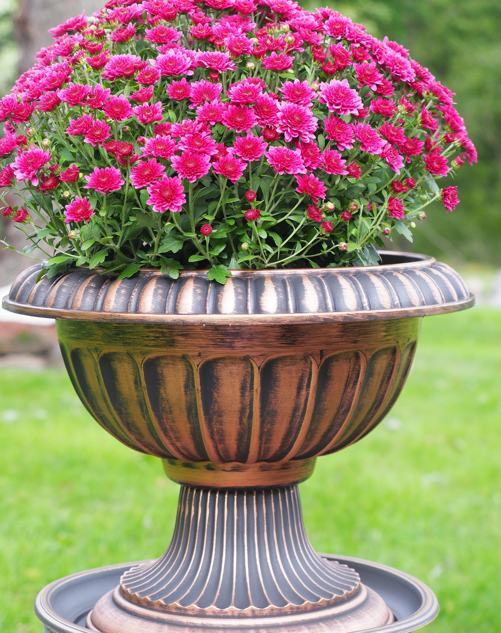 16" Round Plastic Planter Rustic Look (2 Count, Easy to Assemble) Flower Seedlings Nursery Pot / Urn with Wide Base for Garden Patio Office Ornaments Home Décor Long Lasting Reusable Lightweight
