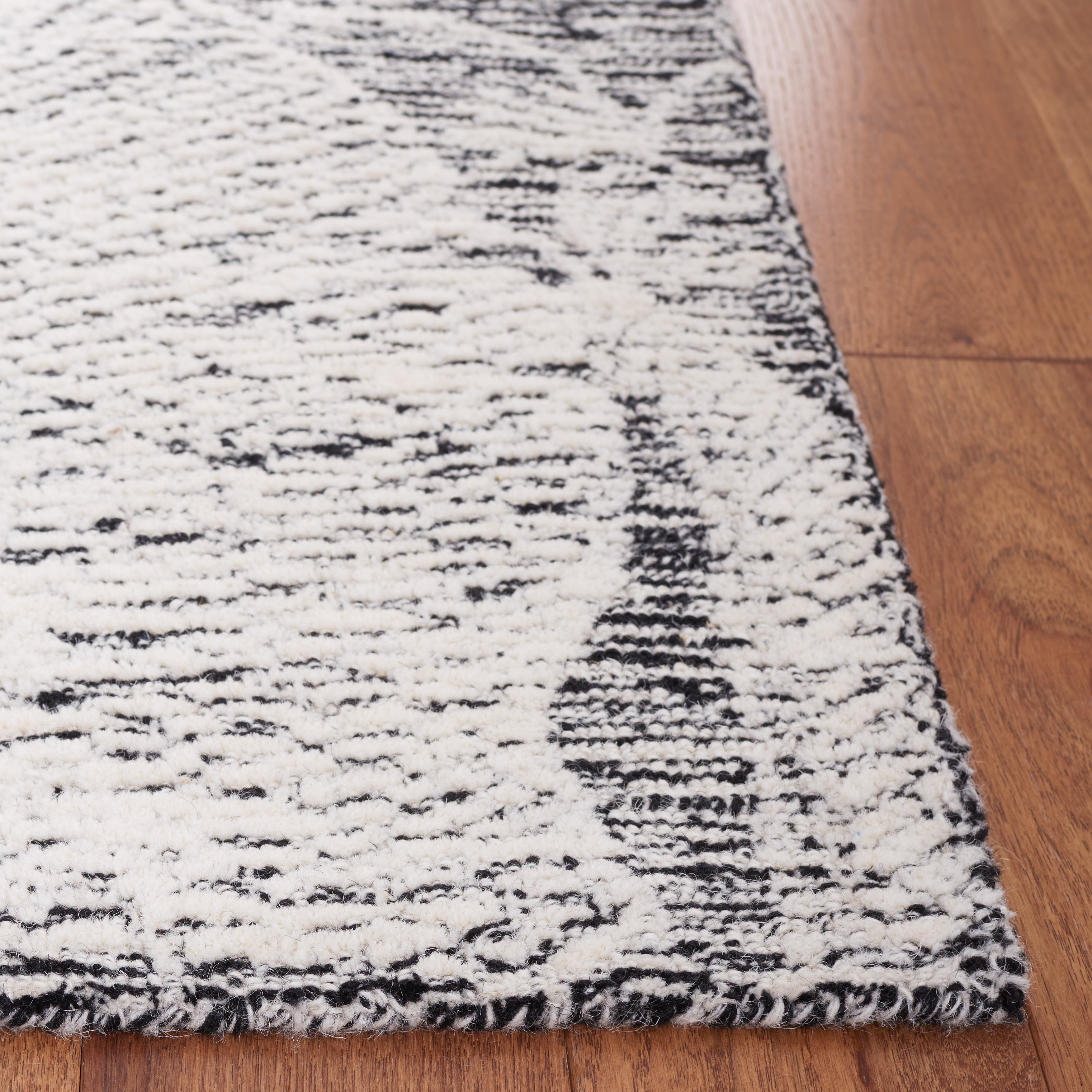 SAFAVIEH Metro Hartley Leaves Area Rug, Black/Ivory, 6' x 6' Square