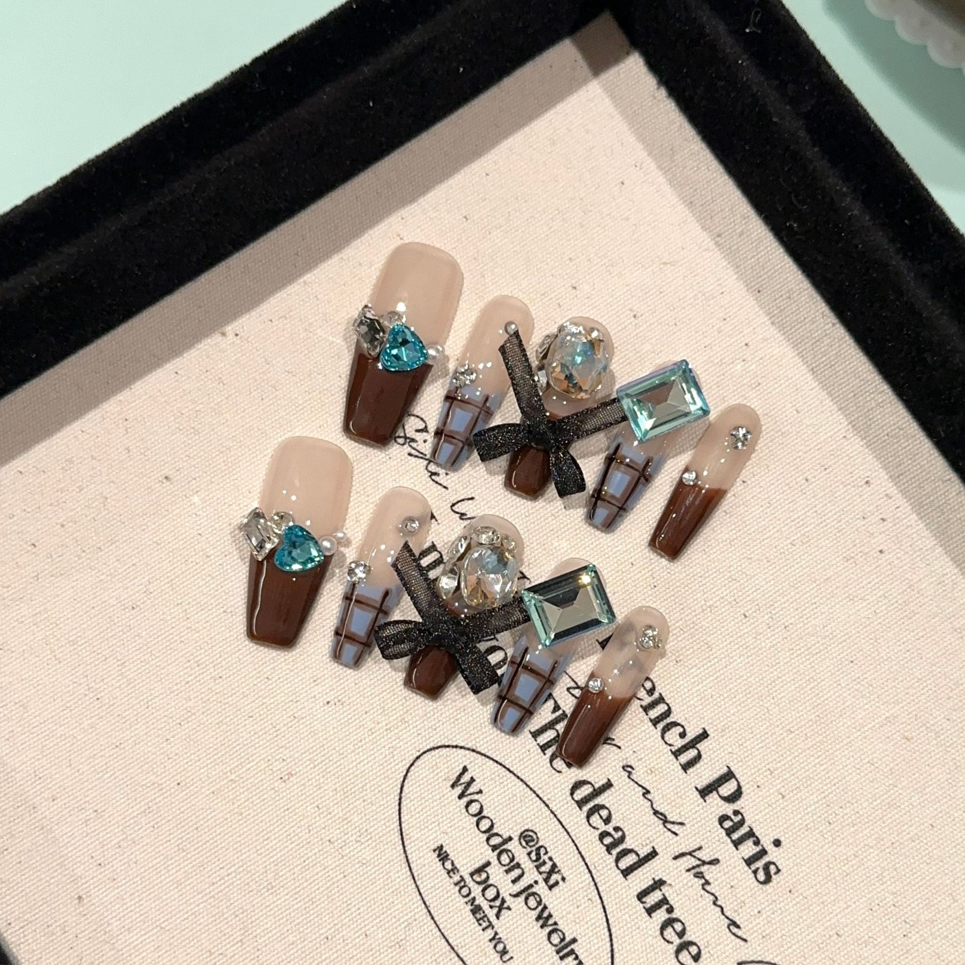 Hand-worn nail pads, high-end winter and autumn brown French manicure, white bow, hand-painted plaid nails