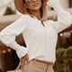 thumbnail image 2 of Top de manga larga con farol para mujer, camisa con cuello en V para mujer, camisa para mujer, camisa con cuello en V para mujer, Eleva tu experiencia, 2 of 6