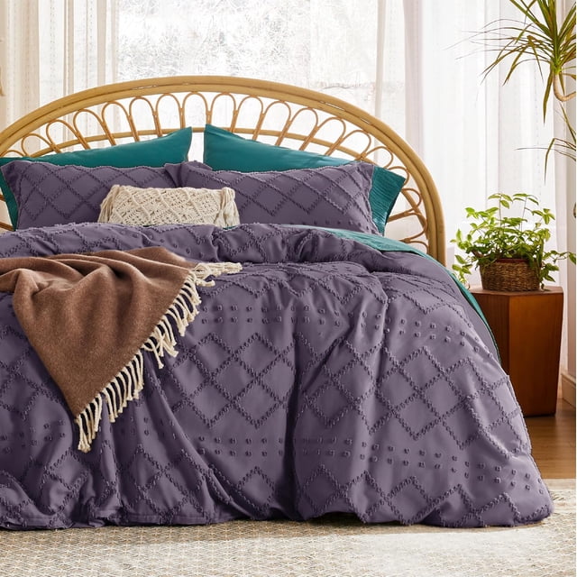 funda nórdica reina - boho bedding, funda nórdica para todas las estaciones, 3 vista frontal de cama queen con funda nórdica lila de microfibra y patrón geométrico en relieve, cierre de cremallera oculta, dos fundas de almohada a juego y sábana visible; cabecero de mimbre, cojín crema y manta marrón sobre la colcha. A menudo usada también como funda decorativa para cambios estacionales.